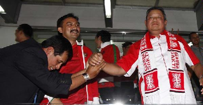 Nurdin Halid bows down to SBY